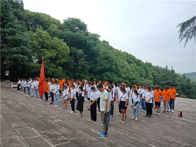 鞠躬默哀.jpg 鞠躬默哀.jpg