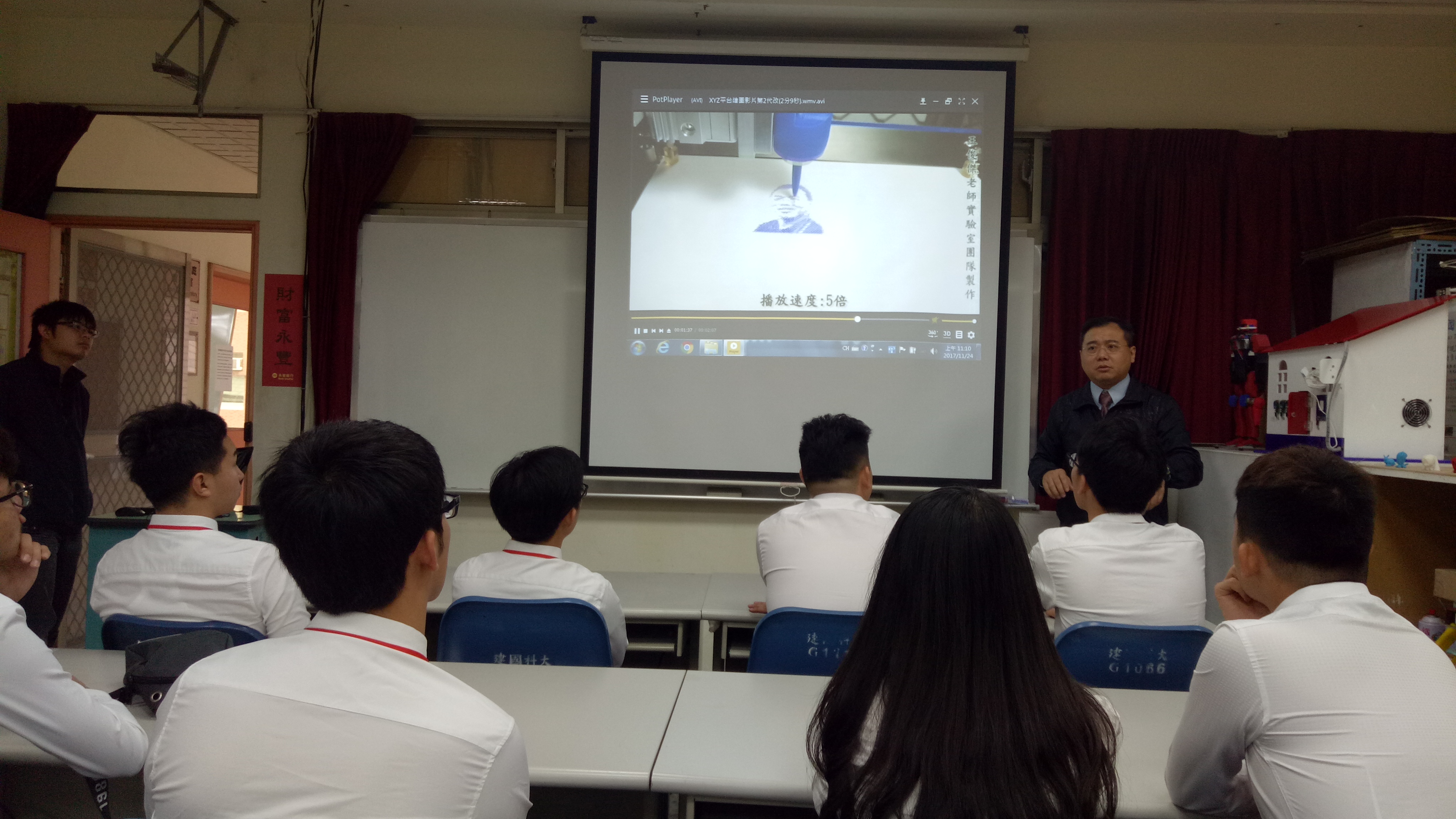 王俊杰博士在给访学团授课.jpg 王俊杰博士在给访学团授课.jpg